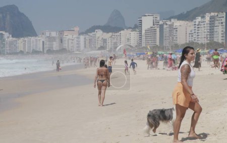 Foto de RIO DE JANEIRO (RJ), 22 / 12 / 2023 - Movimiento de bañistas en la playa de Copacabana, en la zona sur de Río de Janeiro este viernes (22). - Imagen libre de derechos