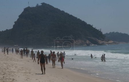 Photo for RIO DE JANEIRO (RJ), 12/22/2023 - Movement of bathers on Copacabana beach, in the south zone of Rio de Janeiro this Friday (22). - Royalty Free Image