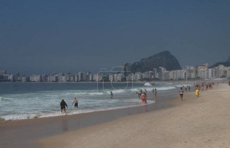 Téléchargez les photos : RIO DE JANEIRO (RJ), 22 / 12 / 2023 - Mouvement des baigneurs sur la plage de Copacabana, dans la zone sud de Rio de Janeiro ce vendredi (22). - en image libre de droit