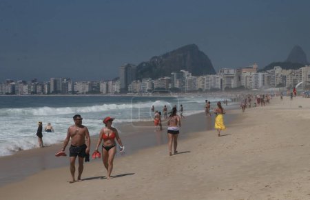 Photo for RIO DE JANEIRO (RJ), 12/22/2023 - Movement of bathers on Copacabana beach, in the south zone of Rio de Janeiro this Friday (22). - Royalty Free Image