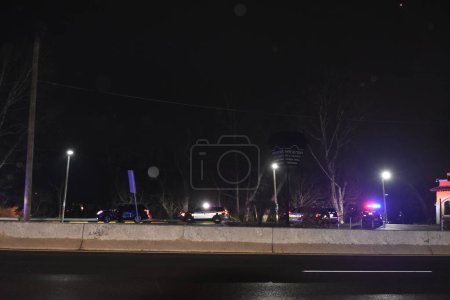 Photo for Authorities pursued two armed robbery suspects in Fair Lawn, New Jersey. December 24, 2023, Fair Lawn, New Jersey, USA: Christmas Eve morning, two armed robbery suspects who were wanted in Paterson, New Jersey were pursued throughout Fair Lawn. - Royalty Free Image