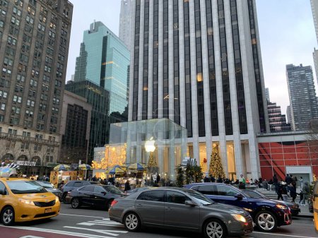 Téléchargez les photos : New Yorkers Crowd Apple Store pour faire du shopping le jour de Noël. 25 décembre 2023, New York, États-Unis : Les New-Yorkais et les touristes profitent des vacances de Noël pour faire du shopping à l'Apple Store de la 5e Avenue, surpeuplant tout l'espace. - en image libre de droit