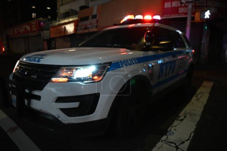 Foto de Dos personas disparadas, una persona muerta en un tiroteo en Queens, Nueva York. 27 de diciembre de 2023, Queens, Nueva York, Estados Unidos: Escena en la comisaría 103 de la policía de Nueva York. Una mujer de 28 años y un varón de 39 años fueron baleados en la calle 127 y la avenida Liberty en Queens - Imagen libre de derechos