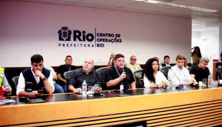 Téléchargez les photos : RIO DE JANEIRO (RJ), 26 / 12 / 2023 - Conférence de presse du Président de Rio TUR, Renan Costa pour le Nouvel An 2023 à Copacabana, Rio de Janeiro - en image libre de droit