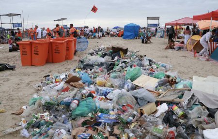 Téléchargez les photos : RIO DE JANEIRO (RJ), BRESIL 01 / 01 / 2024 - Les employés de COMLURB travaillent intensément ce matin (01) pour enlever des tonnes de déchets le premier jour de l'année après la fête du Nouvel An à Copacabana beach - en image libre de droit