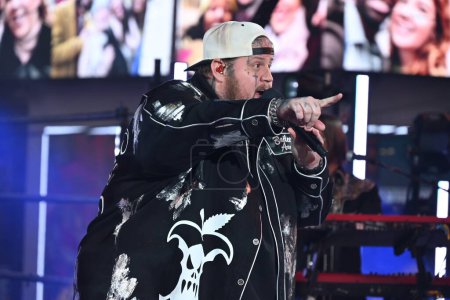 Téléchargez les photos : Jelly Roll performs at Dick Clark's New Year's Rockin' Eve With Ryan Seacrest 2024 in Times Square in Manhattan, New York. December 31, 2023, Manhattan, New York, USA - en image libre de droit