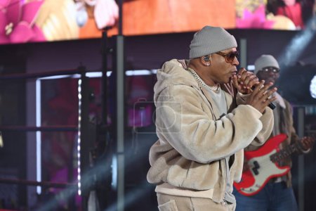 Téléchargez les photos : LL Cool J performs at Dick Clark's New Year's Rockin' Eve With Ryan Seacrest 2024 in Times Square in Manhattan, New York. December 31, 2023, Manhattan, New York, USA: LL Cool J performs at Dick Clark's New Year's Rockin' Eve - en image libre de droit