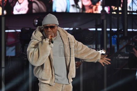 Téléchargez les photos : LL Cool J performs at Dick Clark's New Year's Rockin' Eve With Ryan Seacrest 2024 in Times Square in Manhattan, New York. December 31, 2023, Manhattan, New York, USA: LL Cool J performs at Dick Clark's New Year's Rockin' Eve - en image libre de droit