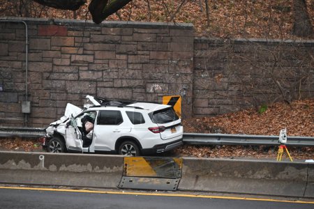 Foto de Cuatro personas murieron y una persona está en condición estable en un accidente en el Cross Island Parkway en Queens, Nueva York. 1 de enero de 2024, Queens, Nueva York, Estados Unidos: Día de Año Nuevo, aproximadamente a las 5: 50 AM en una sección del parque - Imagen libre de derechos