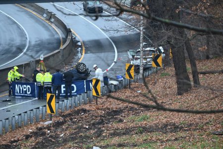 Foto de Cuatro personas murieron y una persona está en condición estable en un accidente en el Cross Island Parkway en Queens, Nueva York. 1 de enero de 2024, Queens, Nueva York, Estados Unidos: Día de Año Nuevo, aproximadamente a las 5: 50 AM en una sección del parque - Imagen libre de derechos