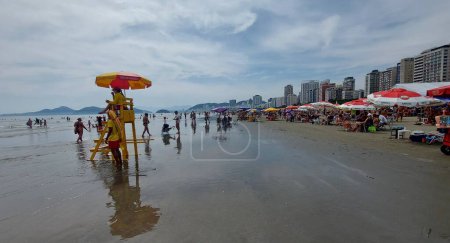 Foto de SANTOS (SP), 29 / 12 / 2023 - CLIMA / CALOR / PLAYAS - La ola de calor y las festividades de fin de año llevaron a muchos turistas y personas desde Santos a las playas de Santos, en la costa de Sao Paulo. - Imagen libre de derechos
