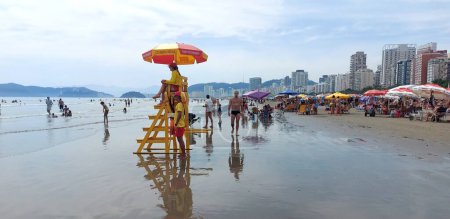 Téléchargez les photos : SANTOS (SP), 29 / 12 / 2023 - CLIMAT / CHALEUR / PLAGES - La vague de chaleur et les festivités de fin d'année ont amené de nombreux touristes et personnes de Santos aux plages de Santos, sur la côte de Sao Paulo. - en image libre de droit
