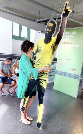Foto de SANTOS (SP), 29 / 12 / 2023 - El primer aniversario de la muerte de Pelé estuvo marcado por varias manifestaciones en Santos, en la costa de Sao Paulo. Por la mañana y durante todo el día, Santos y los turistas fueron a visitar el mausoleo - Imagen libre de derechos