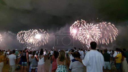 Foto de Santos (SP), Brasil 01 / 01 / 2024 - Fiesta de Nochevieja en las arenas de Santos en la costa de Sao Paulo esta mañana, lunes 1 de enero de 2024. - Imagen libre de derechos