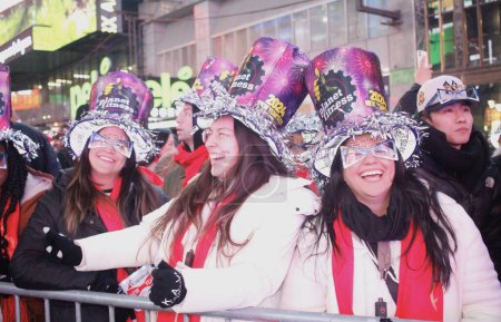 Foto de Meghan Thee Stallion actúa en la víspera de Año Nuevo en Times Square. 31 de diciembre de 2023, Nueva York, Estados Unidos: La rapera estadounidense Megan Jovon Ruth Pete, conocida profesionalmente como Megan Thee Stallion, de Houston, Texas, actúa en vivo en la víspera de Año Nuevo - Imagen libre de derechos
