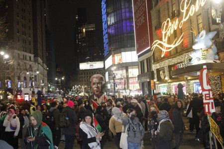Téléchargez les photos : (NOUVEAU) Manifestation pro-palestinienne pendant la Saint-Sylvestre devant Macy's à Herald Square. 31 décembre 2023, New York, USA : Manifestants pro-palestiniens rassemblés devant Macy's Store au Herald Square lors de la célébration du Nouvel An - en image libre de droit