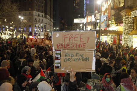 Foto de (NUEVO) Protesta Pro Palestina durante la víspera de Año Nuevo frente a Macy 's en Herald Square. 31 de diciembre de 2023, Nueva York, Estados Unidos: Manifestantes pro Palestina se reunieron frente a Macy 's Store en Herald Square durante la celebración de Año Nuevo - Imagen libre de derechos