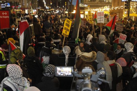 Téléchargez les photos : (NOUVEAU) Manifestation pro-palestinienne pendant la Saint-Sylvestre devant Macy's à Herald Square. 31 décembre 2023, New York, USA : Manifestants pro-palestiniens rassemblés devant Macy's Store au Herald Square lors de la célébration du Nouvel An - en image libre de droit