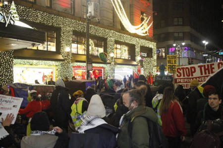 Foto de (NUEVO) Protesta Pro Palestina durante la víspera de Año Nuevo frente a Macy 's en Herald Square. 31 de diciembre de 2023, Nueva York, Estados Unidos: Manifestantes pro Palestina se reunieron frente a Macy 's Store en Herald Square durante la celebración de Año Nuevo - Imagen libre de derechos