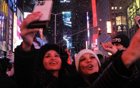 Téléchargez les photos : La Saint Sylvestre à Times Square. 31 décembre 2023, New York, États-Unis : Des millions de personnes du monde entier se sont rassemblées à Times Square s'étendant jusqu'à Central Park pour célébrer la Saint-Sylvestre et avec les présentations musicales d'artistes célèbres - en image libre de droit