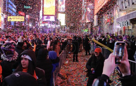 Téléchargez les photos : La Saint Sylvestre à Times Square. 31 décembre 2023, New York, États-Unis : Des millions de personnes du monde entier se sont rassemblées à Times Square s'étendant jusqu'à Central Park pour célébrer la Saint-Sylvestre et avec les présentations musicales d'artistes célèbres - en image libre de droit