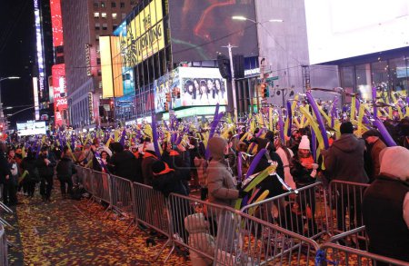 Foto de Nochevieja en Times Square. 31 de diciembre de 2023, Nueva York, Estados Unidos: Millones de personas de todo el mundo se reunieron en Times Square hasta Central Park para celebrar la víspera de Año Nuevo y con las presentaciones musicales de artistas famosos - Imagen libre de derechos