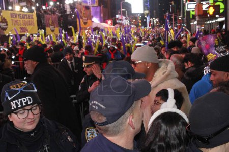 Foto de LL COOL J realiza en la víspera de Año Nuevo en Times Square. 31 de diciembre de 2023, Nueva York, Estados Unidos: LL COOL J actúa en vivo en la víspera de Año Nuevo en Times Square para el deleite de los fans. - Imagen libre de derechos