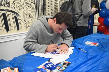 Téléchargez les photos : Tommy DeVito participe à une signature d'autographe et se rencontre et salue chez Bogie's Hoagies and Deli à Hawthorne, New Jersey. 2 janvier 2024, Hawthorne, New Jersey, USA : Thomas N. DeVito est un quarterback américain des Giants de New York. - en image libre de droit