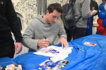 Téléchargez les photos : Tommy DeVito participe à une signature d'autographe et se rencontre et salue chez Bogie's Hoagies and Deli à Hawthorne, New Jersey. 2 janvier 2024, Hawthorne, New Jersey, USA : Thomas N. DeVito est un quarterback américain des Giants de New York. - en image libre de droit