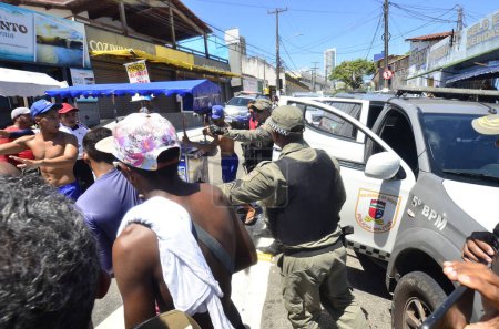 Téléchargez les photos : NATAL (RN), Brésil 03 / 01 / 2024 - Les vendeurs de rue non enregistrés sont empêchés de travailler sur la plage de Ponta Negra dans le Natal, au début de l'opération été 2024 et avec la présence de la police militaire - en image libre de droit