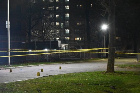 Téléchargez les photos : La police enquête sur la fusillade mortelle mardi d'un garçon de 15 ans à Brooklyn, New York. 3 janvier 2024, Brooklyn, New York, USA : Mardi 2 janvier 2023 vers 21h00, la police a répondu à un appel d'un homme abattu - en image libre de droit