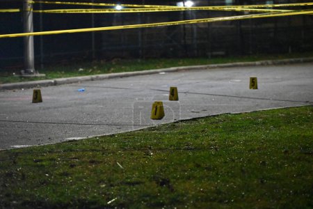 Téléchargez les photos : La police enquête sur la fusillade mortelle mardi d'un garçon de 15 ans à Brooklyn, New York. 3 janvier 2024, Brooklyn, New York, USA : Mardi 2 janvier 2023 vers 21h00, la police a répondu à un appel d'un homme abattu - en image libre de droit