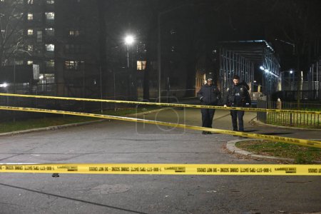 Foto de La policía investiga el tiroteo fatal de un niño de 15 años en Brooklyn, Nueva York. 3 de enero de 2024, Brooklyn, Nueva York, Estados Unidos: Martes, 2 de enero de 2023 aproximadamente a las 9: 00 pm, la policía respondió a una llamada de un disparo masculino - Imagen libre de derechos