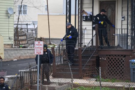 Téléchargez les photos : Investigation continues into a fatal shooting in Newark, New Jersey. January 4, 2023, Newark, New Jersey, USA: Authorities came back to Ridgewood Avenue and West Bigelow Street in Newark, New Jersey Thursday morning - en image libre de droit
