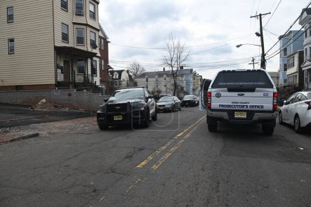 Téléchargez les photos : Investigation continues into a fatal shooting in Newark, New Jersey. January 4, 2023, Newark, New Jersey, USA: Authorities came back to Ridgewood Avenue and West Bigelow Street in Newark, New Jersey Thursday morning - en image libre de droit