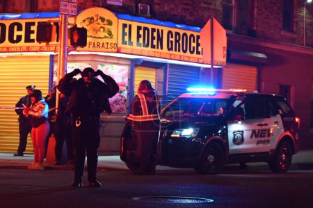 Téléchargez les photos : Shooting investigation in Newark, New Jersey. January 4, 2024, Newark, New Jersey, USA: Several people were reported suffering from gunshot wounds and fatalities were reported in a shooting near El Eden Grocery store - en image libre de droit