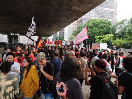 Foto de Sao Paulo (SP), Brazil 01/04/2024 - Student protest against the increase in Metro and CPTM fares and for the free pass for students organized by UNE and student entities at Vao do MASP on Avenida Paulista in Sao Paulo - Imagen libre de derechos