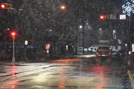 Téléchargez les photos : New York et les premières chutes de neige du New Jersey en 2024. 6 janvier 2024, Paramus, New Jersey, États-Unis : La première tempête de neige de 2024 frappe la région métropolitaine de New York dans les villes de Fair Lawn, Englewood et Paramus dans l'État du New Jersey. - en image libre de droit