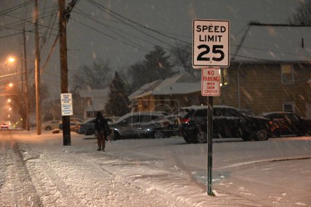 Foto de Primera nevada de Nueva York y Nueva Jersey de 2024. 6 de enero de 2024, Paramus, Nueva Jersey, EE.UU.: La primera tormenta de nieve de 2024 impacta en el área metropolitana de la ciudad de Nueva York en las ciudades de Fair Lawn, Englewood y Paramus en el estado de Nueva Jersey. - Imagen libre de derechos