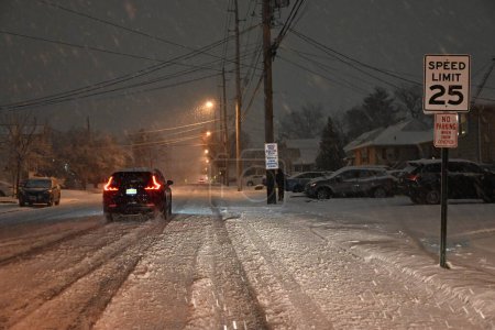 Foto de Primera nevada de Nueva York y Nueva Jersey de 2024. 6 de enero de 2024, Paramus, Nueva Jersey, EE.UU.: La primera tormenta de nieve de 2024 impacta en el área metropolitana de la ciudad de Nueva York en las ciudades de Fair Lawn, Englewood y Paramus en el estado de Nueva Jersey. - Imagen libre de derechos