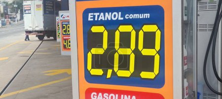 Foto de SAO PAULO (SP), Brasil 01 / 07 / 2024 - Los precios de los combustibles que cayeron en el mes de enero, con el etanol a menos de R $2.99, la gasolina a menos de R $4.50 en las bombas, dejando al consumidor bastante optimista y la economía en baja - Imagen libre de derechos