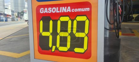 Foto de SAO PAULO (SP), Brasil 01 / 07 / 2024 - Los precios de los combustibles que cayeron en el mes de enero, con el etanol a menos de R $2.99, la gasolina a menos de R $4.50 en las bombas, dejando al consumidor bastante optimista y la economía en baja - Imagen libre de derechos