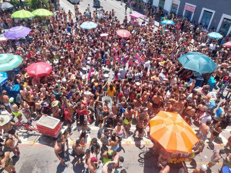 Foto de RIO DE JANEIRO (RJ), Brasil 07 / 01 / 2024 - Cientos de personas acompañan bloques clandestinos por el centro de Río de Janeiro, los residentes se quejan de la falta de baños químicos, cuando muchos juerguistas orinan en sus puertas. - Imagen libre de derechos