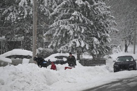 Foto de Altas tasas de nevadas en Port Jervis, Nueva York. 7 de enero de 2024, Port Jervis, Nueva York, Estados Unidos: Más de 13 pulgadas cayeron en Port Jervis, Nueva York durante la primera tormenta de nieve de 2024. Los coches estaban atascados y los residentes estaban varados en las carreteras y calzadas - Imagen libre de derechos
