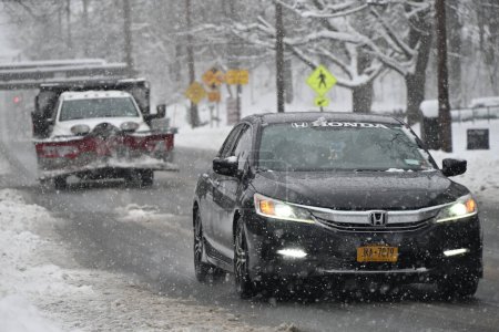 Téléchargez les photos : Taux élevés de chutes de neige à Port Jervis, New York. 7 janvier 2024, Port Jervis, New York, USA : Plus de 13 pouces sont tombés à Port Jervis, New York lors de la première tempête de neige de 2024. Les voitures étaient bloquées et les résidents bloqués sur les autoroutes et les allées - en image libre de droit