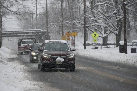 Foto de Altas tasas de nevadas en Port Jervis, Nueva York. 7 de enero de 2024, Port Jervis, Nueva York, Estados Unidos: Más de 13 pulgadas cayeron en Port Jervis, Nueva York durante la primera tormenta de nieve de 2024. Los coches estaban atascados y los residentes estaban varados en las carreteras y calzadas - Imagen libre de derechos