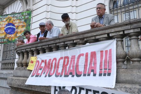 Foto de Río de Janeiro (RJ), Brasil 01 / 08 / 2024 - Grupos vinculados a movimientos sociales y manifestantes en general se reunieron en el centro de Río de Janeiro este lunes (8), para conmemorar un año de las invasiones golpistas de la sede - Imagen libre de derechos