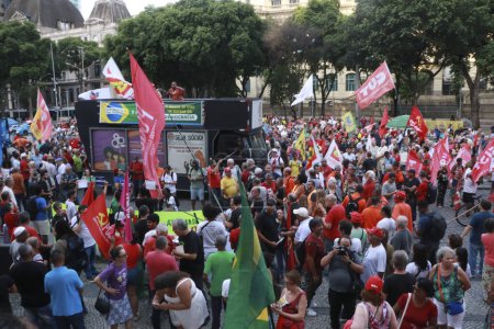 Téléchargez les photos : Rio de Janeiro (RJ), Brésil 01 / 08 / 2024 - Des groupes liés aux mouvements sociaux et aux manifestants en général se sont réunis dans le centre de Rio de Janeiro ce lundi (8), pour marquer l'année des invasions putschistes du siège - en image libre de droit
