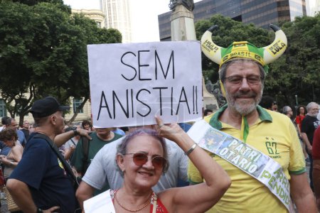 Foto de Río de Janeiro (RJ), Brasil 01 / 08 / 2024 - Grupos vinculados a movimientos sociales y manifestantes en general se reunieron en el centro de Río de Janeiro este lunes (8), para conmemorar un año de las invasiones golpistas de la sede - Imagen libre de derechos