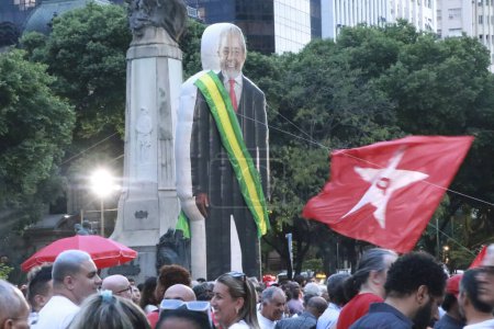 Photo for Rio de Janeiro (RJ), Brazil 01/08/2024 - Groups linked to social movements and protesters in general gathered in the center of Rio de Janeiro this Monday (8), to mark a year of the coup invasions of the headquarters - Royalty Free Image